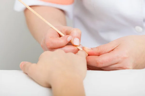 Preparación de las uñas antes de la manicura, empujando hacia atrás las cutículas — Foto de Stock