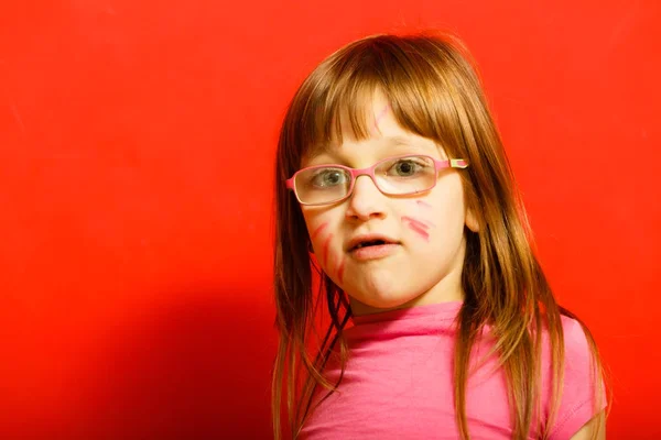 Kis kisgyermek lány, hogy vicces arc — Stock Fotó