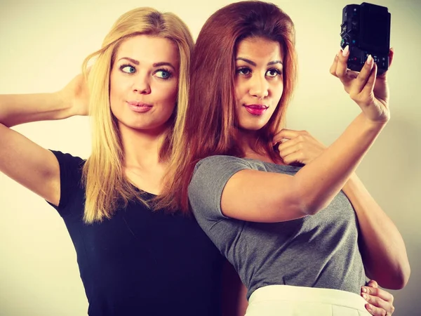 Deux modèles de filles se prendre en photo avec caméra — Photo