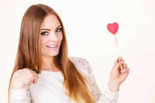 Hermosa mujer sosteniendo corazón en forma de palillo — Foto de Stock