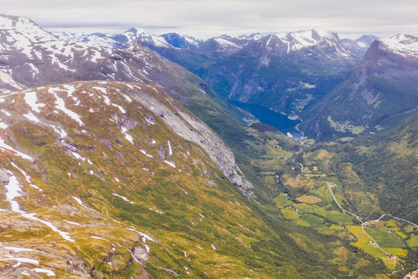 Blick auf den Geirangerfjord vom Dalsnibba Aussichtspunkt in Norwegen