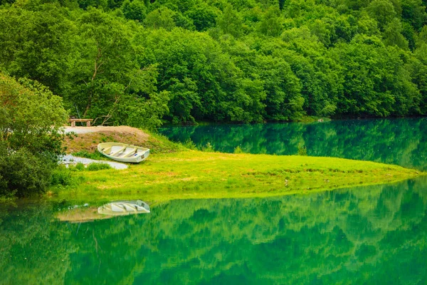 Bootje op water oever — Stockfoto