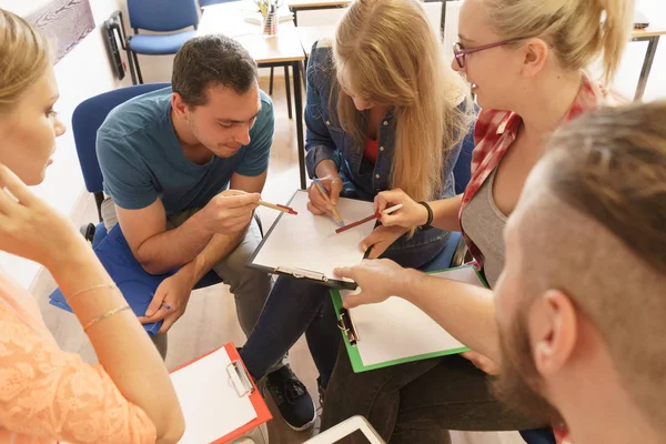 Grupo de personas estudiantes trabajando juntos — Foto de Stock