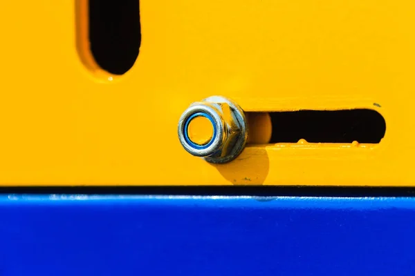 Gedetailleerde close-up van schroef op indrustrial machines — Stockfoto