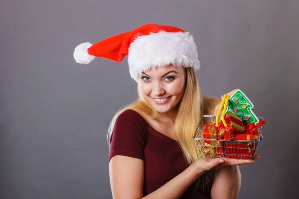 Санта жінки, що тримає кошик з різдвяні подарунки — стокове фото