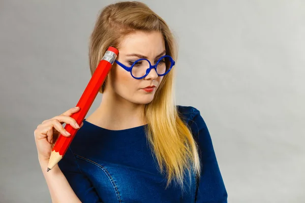 Mulher pensamento confuso, lápis grande na mão — Fotografia de Stock