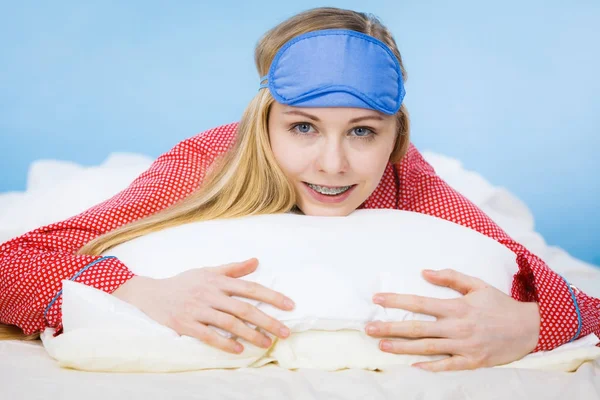ベッドで眠っている目の帯を纏った若い女性 — ストック写真
