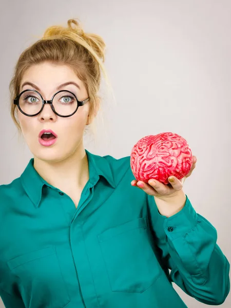 Mujer de negocios pensamiento intensivo celebración de cerebro — Foto de Stock