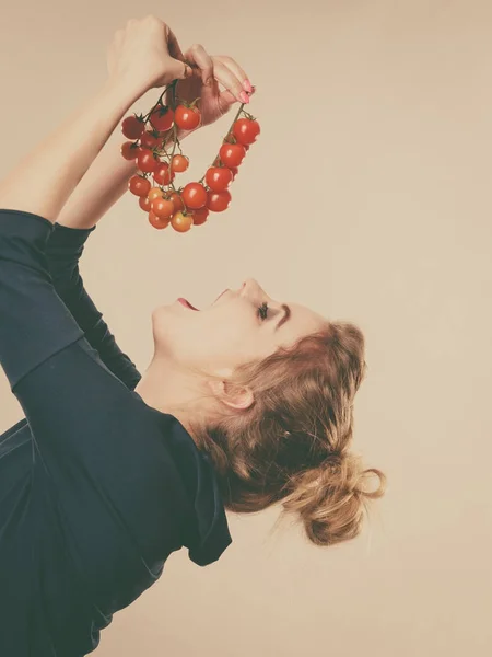 Mujer sosteniendo tomates cherry frescos —  Fotos de Stock