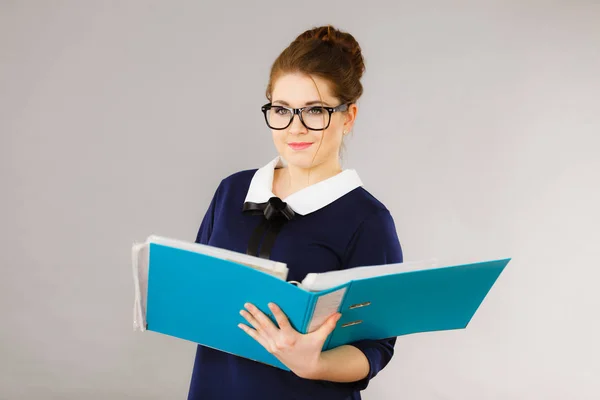 Mujer de negocios positiva feliz celebración de carpeta con documentos — Foto de Stock