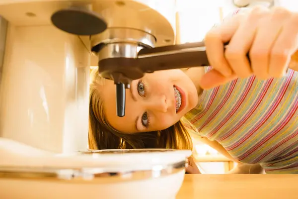 Женщина на кухне делает кофе из машины — стоковое фото