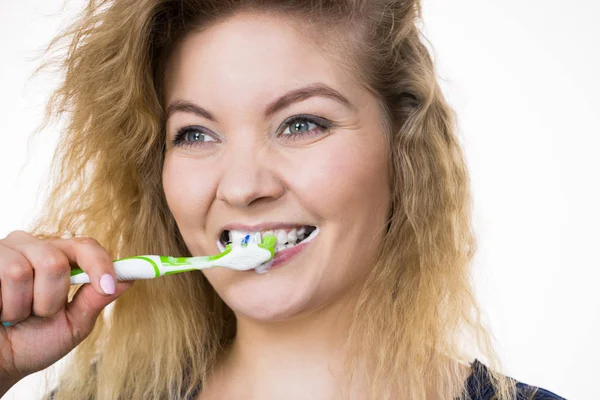 Mulher escovando dentes de limpeza — Fotografia de Stock