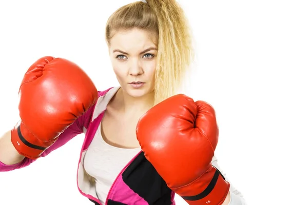 Donna che indossa guanti da boxe — Foto Stock