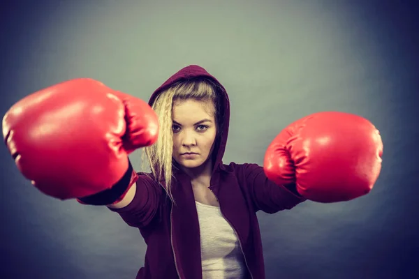 Mulher usando luvas de boxe — Fotografia de Stock