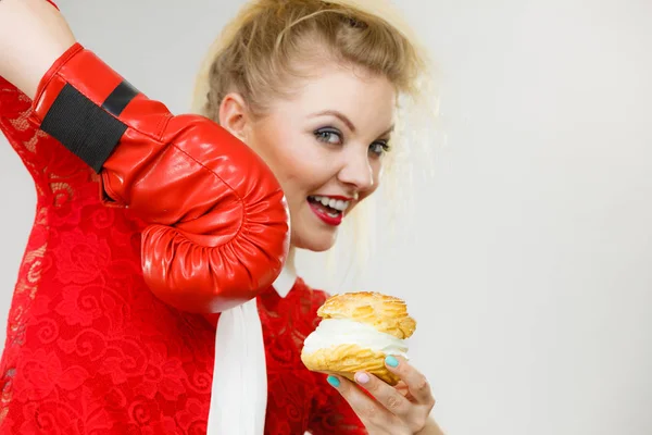 Woman boxing cream cupcake — Stock Photo, Image