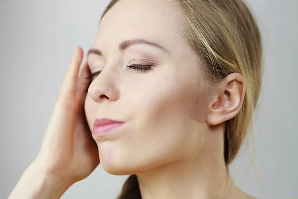 Jonge vrouw gevoel hoofdpijn — Stockfoto