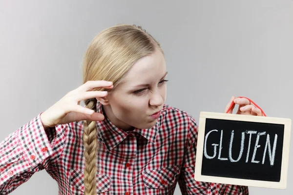 Mulher irritada segurando bordo com sinal de glúten — Fotografia de Stock