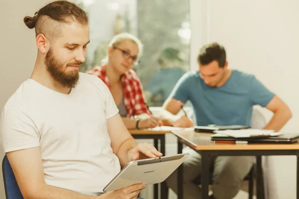 Student jongen met tablet voor haar klasgenoten — Stockfoto