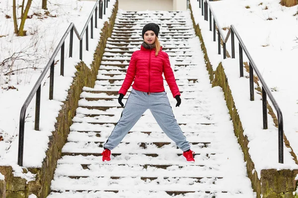 スポーツウェアは、冬の間に外運動を着ている女性 — ストック写真