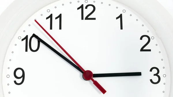 Reloj de primer plano marcando mostrando tres horas —  Fotos de Stock