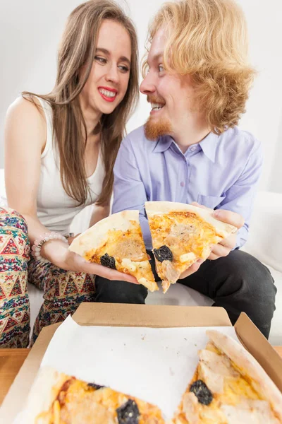 Paar isst Pizza, hat Spaß zusammen. — Stockfoto