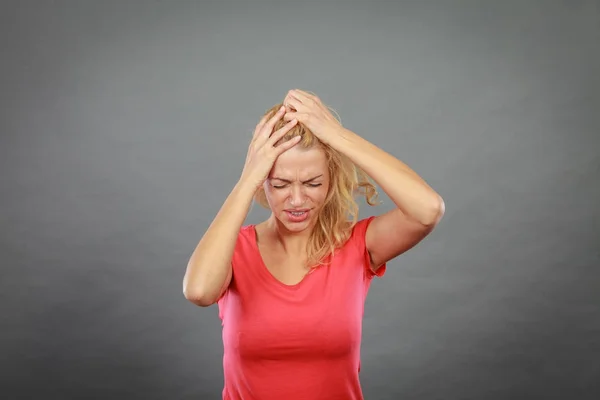 Stressad, frustrerad, deprimerad ung kvinna i smärta — Stockfoto