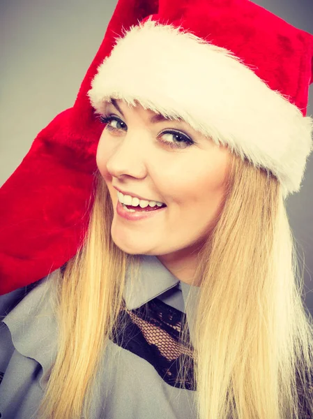 Šťastná žena nosí klobouk pomocné Santa Claus — Stock fotografie