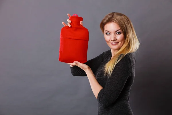 Donna felice tiene bottiglia d'acqua calda — Foto Stock