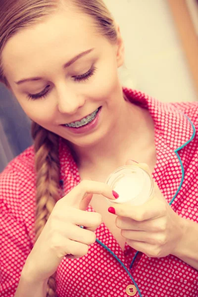 Mulher aplicando creme hidratante para a pele. Tratamento da pele . — Fotografia de Stock