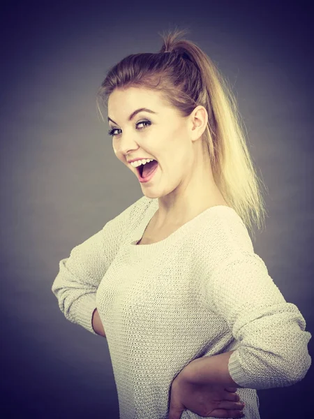 Feliz sorrindo positivo mulher loira — Fotografia de Stock