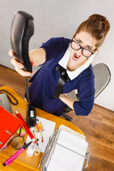 Wütende Geschäftsfrau telefoniert — Stockfoto