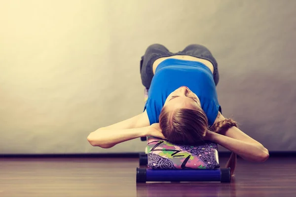 Žena školení na lavičce pro sit ups — Stock fotografie