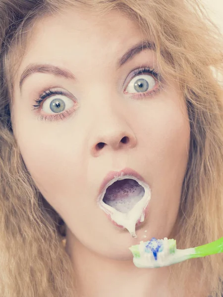 여자 솔 질 청소 이빨 — 스톡 사진