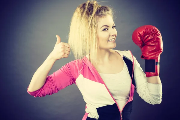 Mujer usando guantes de boxeo mostrando el pulgar hacia arriba — Foto de Stock