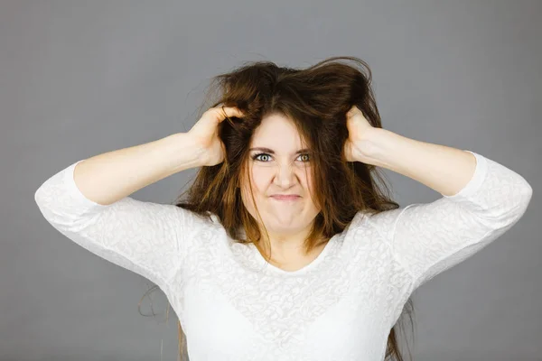 Mulher atraente ter irritado expressão rosto frustrado — Fotografia de Stock