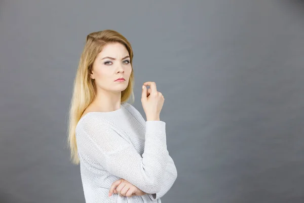 Mujer rubia contemplando pensar en algo — Foto de Stock