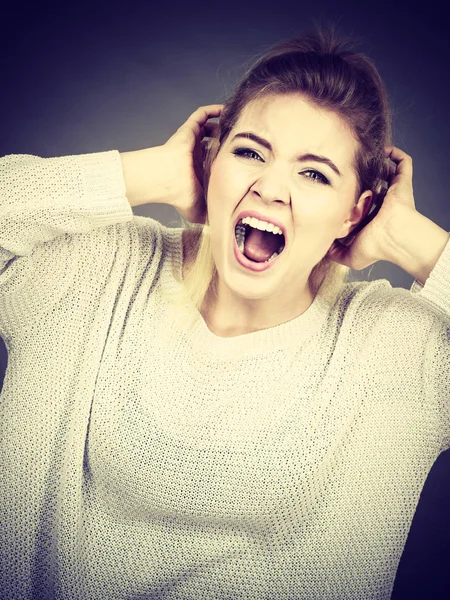 Mujer infeliz gritando y gritando de dolor —  Fotos de Stock