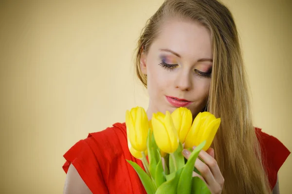 黄色郁金香束的可爱女人 — 图库照片