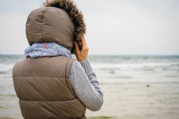 Woman walking on beach, autumn cold day — Stock Photo, Image