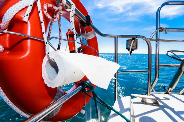 Bouée de sauvetage avec cordes et papier toilette sur le bateau — Photo