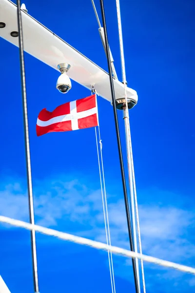 Denmark flag on ship mast, blue sky in background — Stock Photo, Image