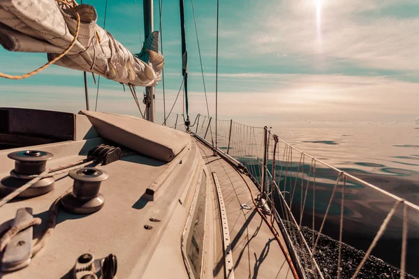 Segling på segelbåt under soliga vädret — Stockfoto