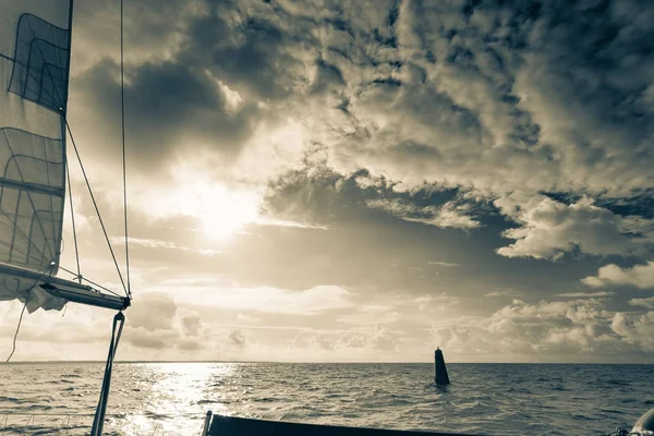 Yachting op zeilboot tijdens zonnige donker weer — Stockfoto