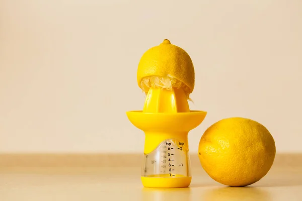 Limón placen en exprimidor de jugo fabricante — Foto de Stock