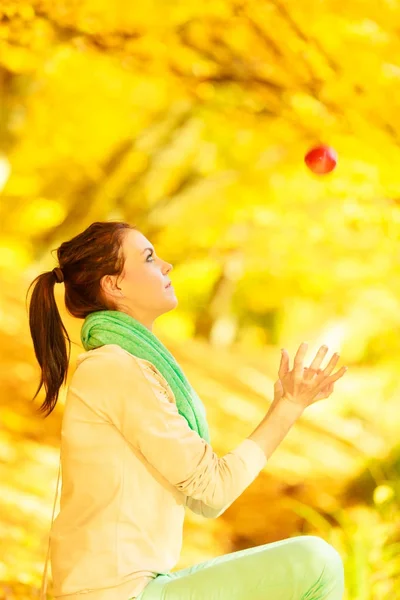 Žena relaxační v parku drží jablko ovoce — Stock fotografie