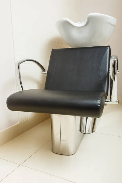 Chair with bowl in hairdresser salon — Stock Photo, Image