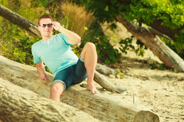 Beau homme relaxant sur la plage pendant l'été . — Photo