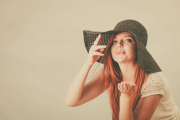 Happy redhead woman wearing big black sun hat — Stock Photo, Image