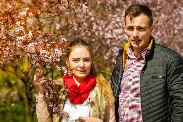 Feliz pareja teniendo una cita romántica en el parque —  Fotos de Stock