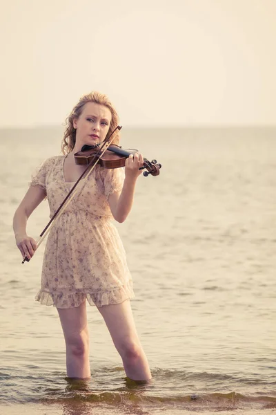Mujer tocando el violín en la playa —  Fotos de Stock